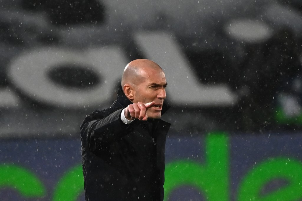 Zinedine Zidane não vive bom momento no Real Madrid e parece considerar novas possibilidades para a carreira