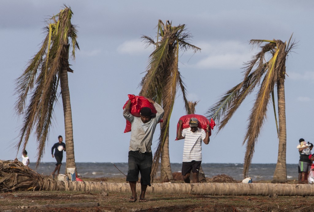 Homens carregam fardos na Nicarágua