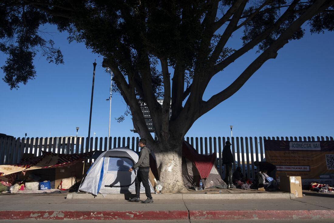 Requerentes de asilo que esperam cruzar a fronteira de El Chaparral em Tijuana, México.