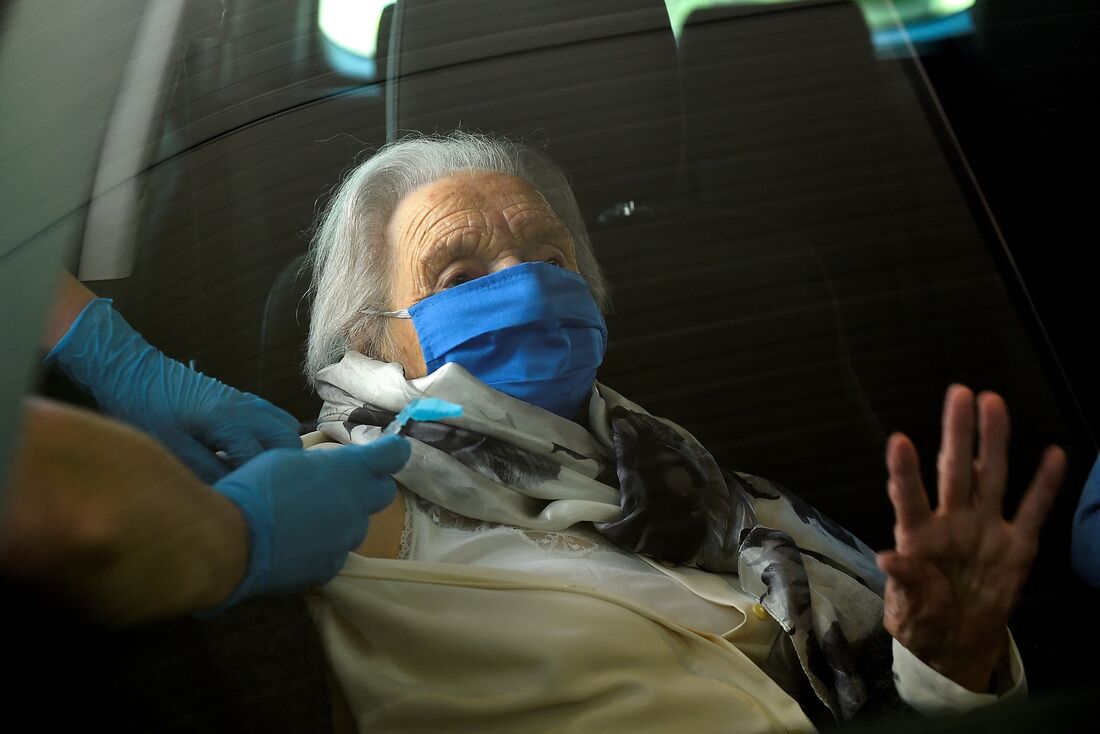 Joaquina recebeu sua dose no Hospital Donostia em San Sebastian em 24 de fevereiro de 2021