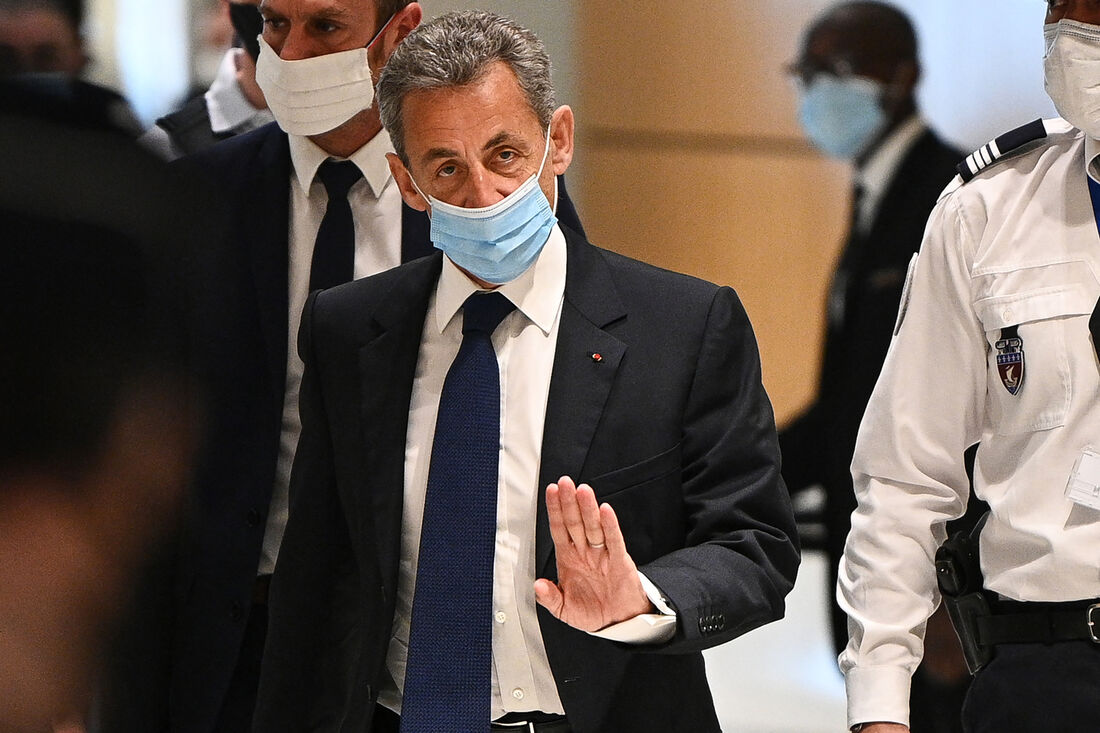 O ex-presidente francês Nicolas Sarkozy chega ao tribunal de Paris para ouvir o veredicto final em um julgamento de corrupção