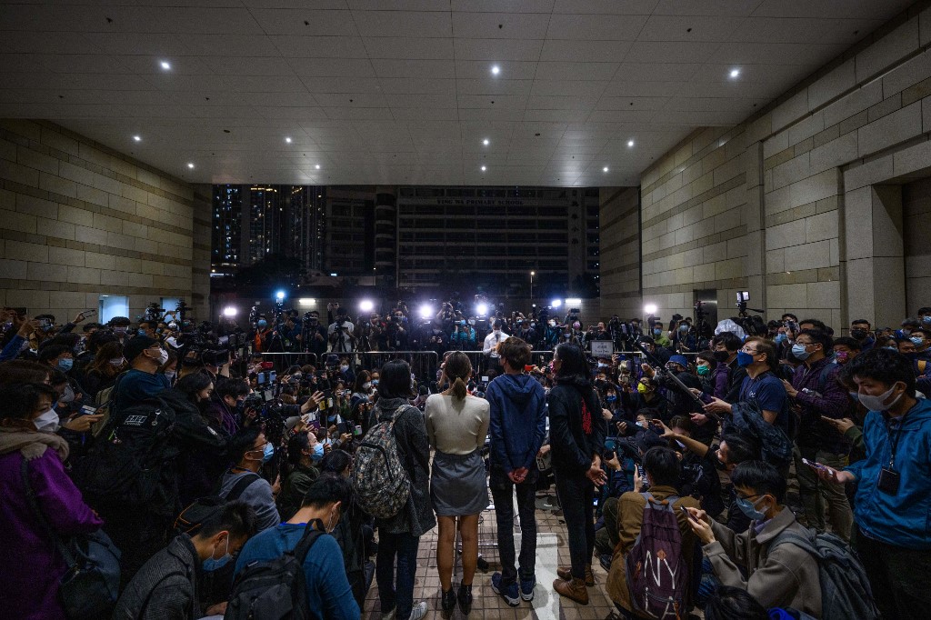 Apoiadores pró-democracia falam com a mídia fora do Tribunal de West Kowloon em Hong Kong