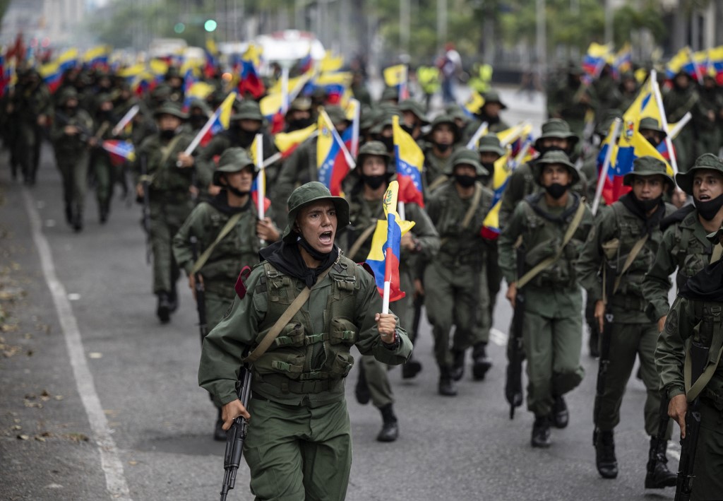 Exercícios militares na Venezuela em homenagem à morte de Chávez