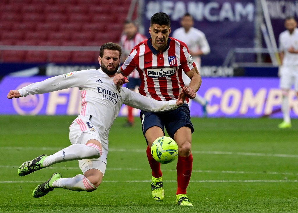 Autor do primeiro gol do jogo, Suárez disputa a bola com Nacho