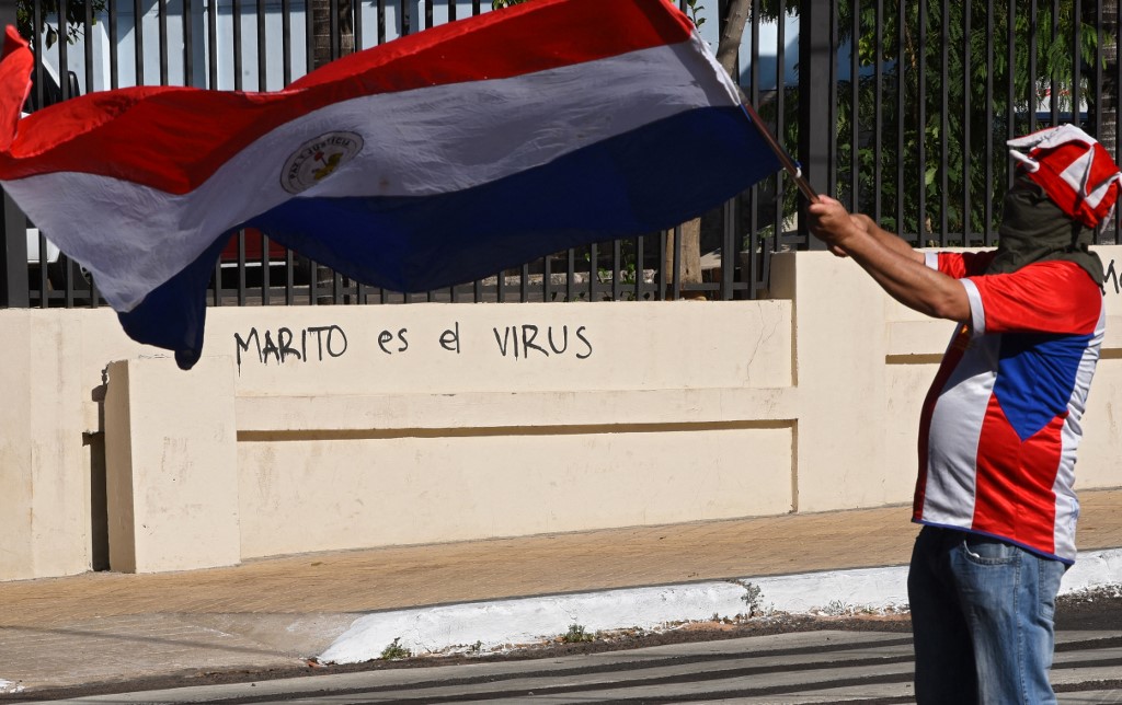 Manifestante durante protesto que exigia a renúncia do presidente paraguaio Mario Abdo Benitez, conhecido como Marito