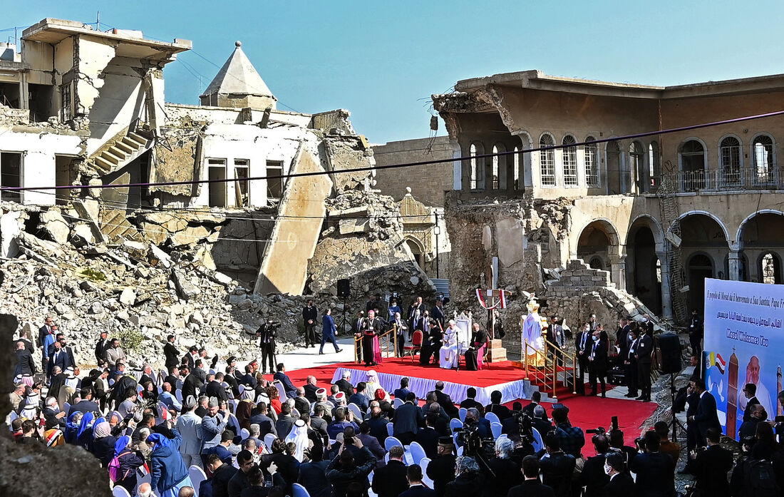 Papa Francisco discursa em praça próxima às ruínas da Syriac Catholic Church of the Immaculate Conception