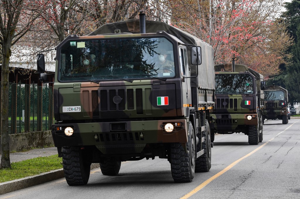 Imagens dos caminhões com caixões das vítimas do coronavírus rodaram e assustaram o mundo