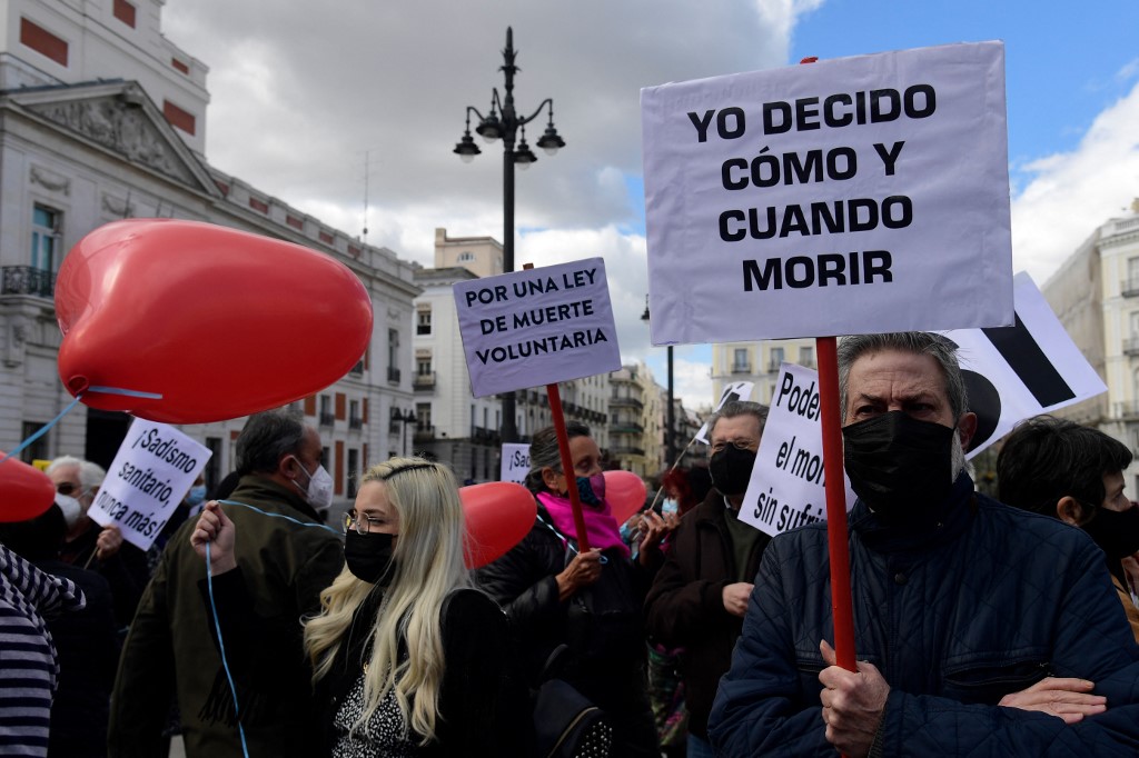 Homem com a placa que diz "Eu decido quando e como morrer" durante uma manifestação em apoio a legalização da eutanásia em Madrid