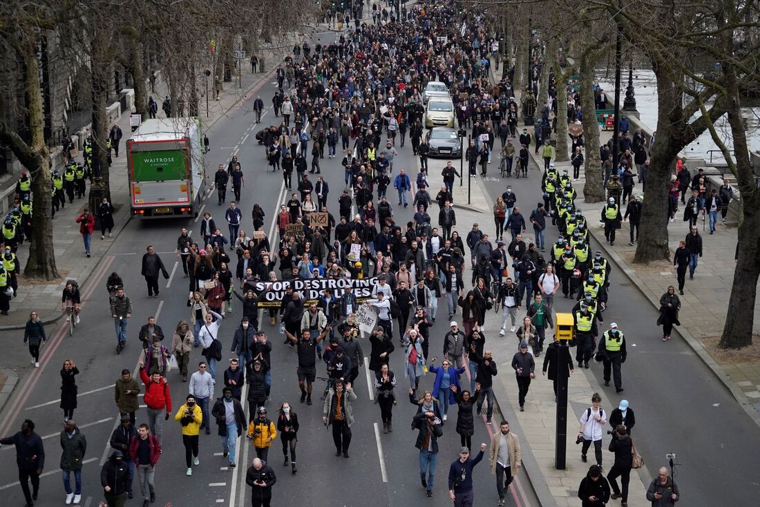 Protesto contra confinamento em Londres