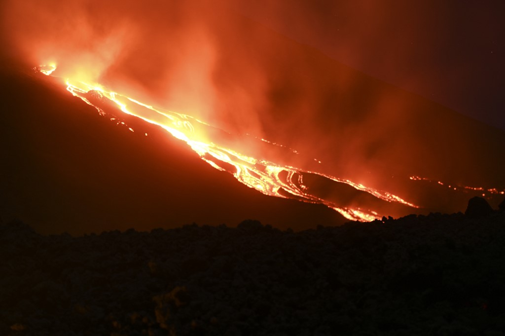 A lava flui do vulcão Pacaya na fazenda La Brena na aldeia Patrocinio, em San Vicente Pacaya