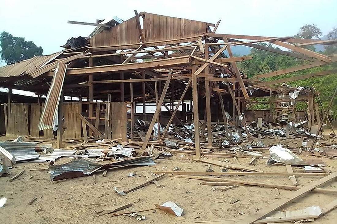 Ruínas de uma escola secundária no estado de Karen, no leste de Mianmar, depois que a área foi atingida por ataques aéreos