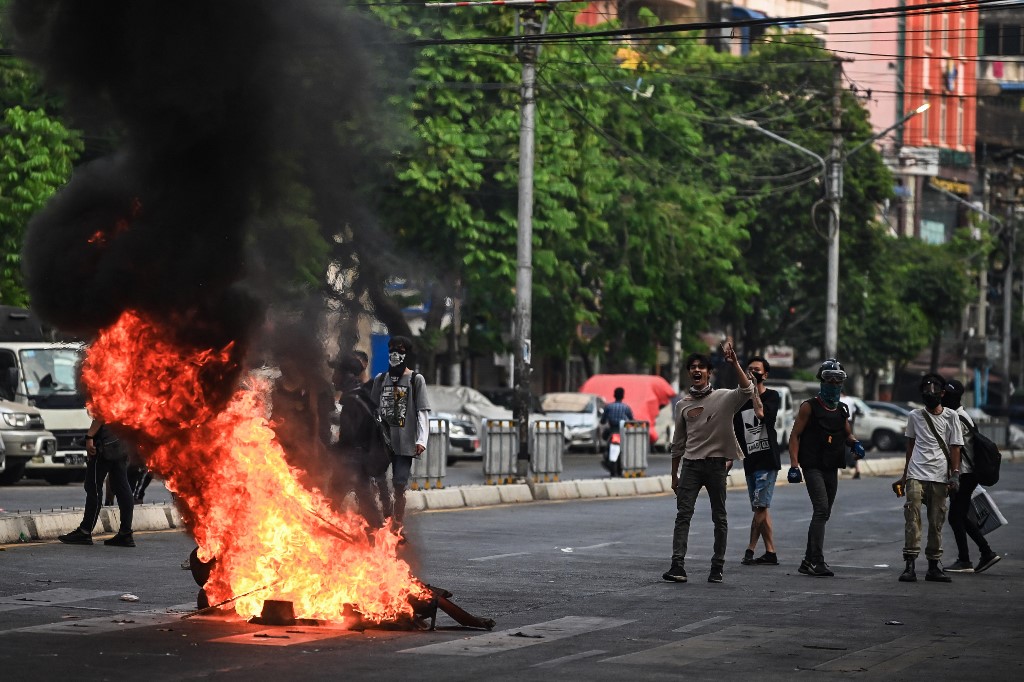 Manifestantes em um protesto contra o golpe militar de Myanmar