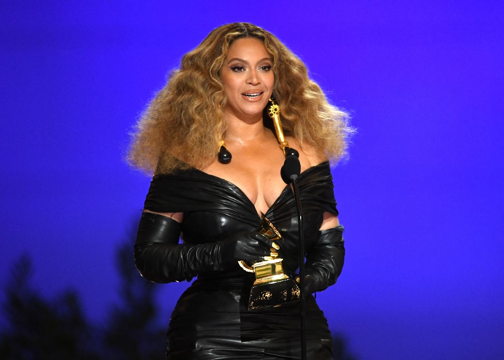 Beyoncé fez história no Grammy no domingo ao bater o recorde de mais gramofones de uma artista na história