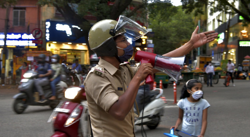 Policial em Bangalore, na Índia