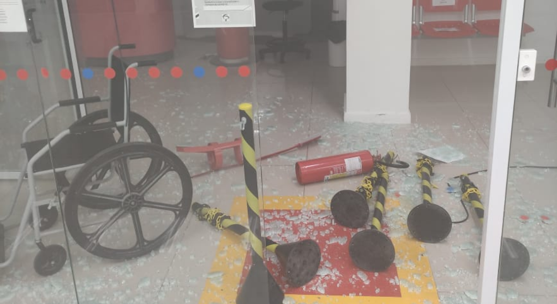 Porta de vidro da agência foi destruída