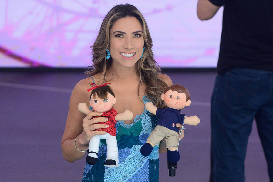 Patrícia Abravanel mostra os bonecos da campanha do Teleton