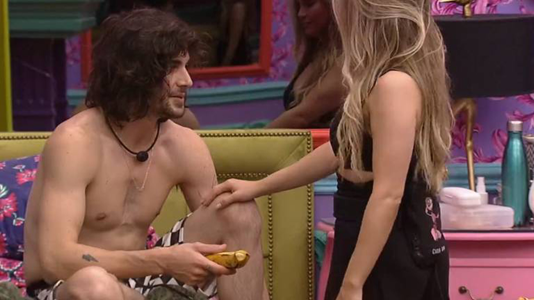 Carla Diaz dá banana a Fiuk após retornar à casa do BBB 21