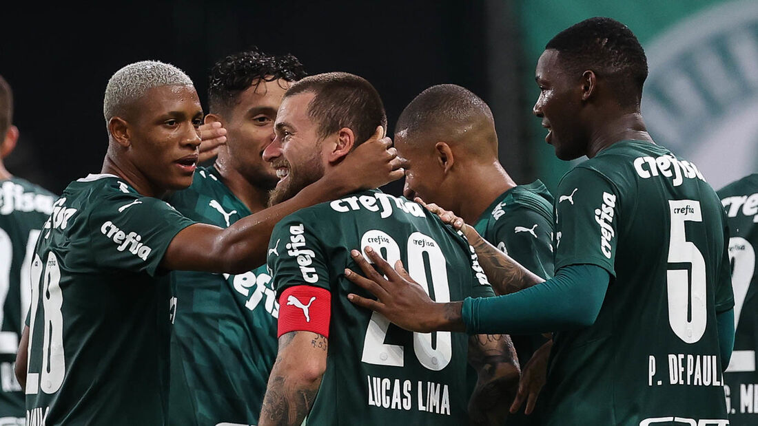 Lucas Lima é abraçado por companheiros após fazer um dos gols do jogo