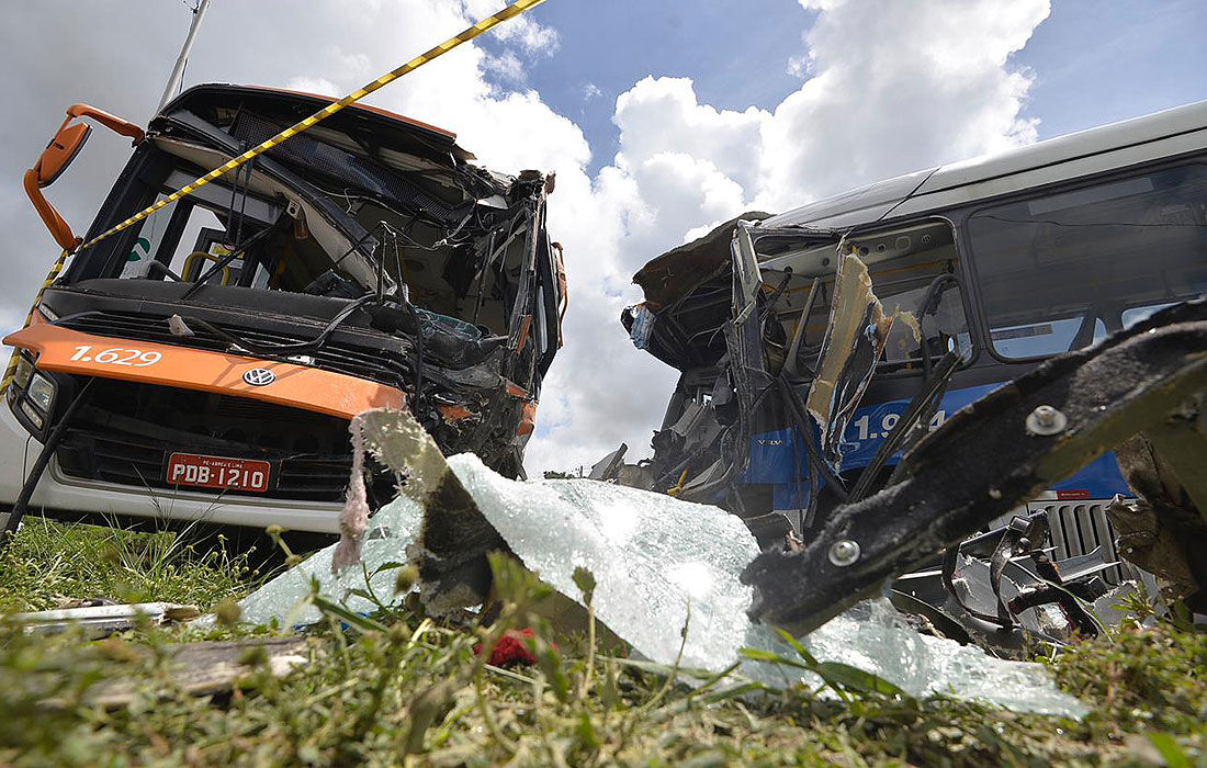 Acidente na PE-15 entre um ônibus e um BRT