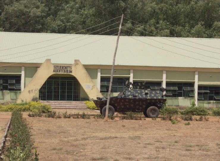 A escola em Afaka, estado de Kaduna, foi reforçada por diversos policiais