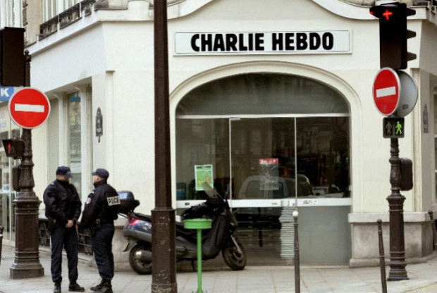 Policiais em frente à sede do Charlie Hebdo em Paris