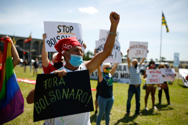 Manifestantes protestando contra o presidente Jair Bolsonaro e sua gestão da pandemia de coronavírus, em Brasília, em 31 de janeiro de 2021