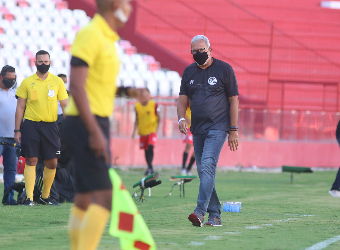 Hélio dos Anjos durante o jogo com o Vera Cruz