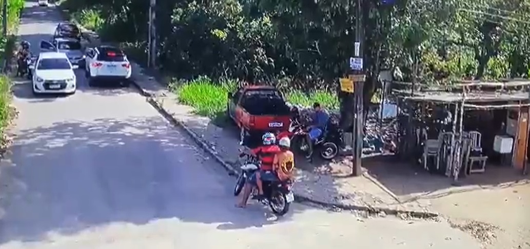 Momento em que integrantes cercam o carro de um dos jogadores do Sport