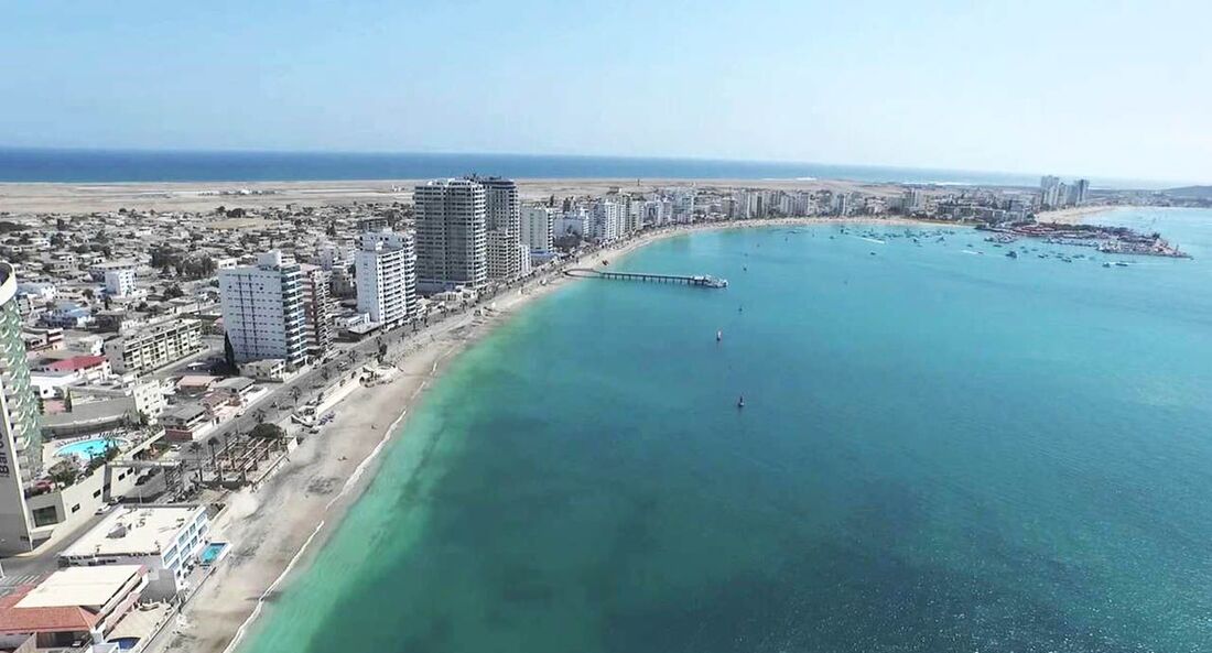 Praia em Salinas que está localizada a 124 km de Guayaquil, capital do Equador