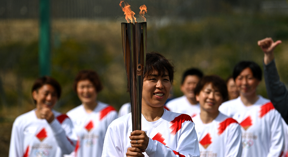 Azusa Iwashimizu, membro da equipe nacional de futebol feminino do Japão, carrega a tocha olímpica antes dos Jogos Olímpicos de Tóquio 2020 durante o revezamento