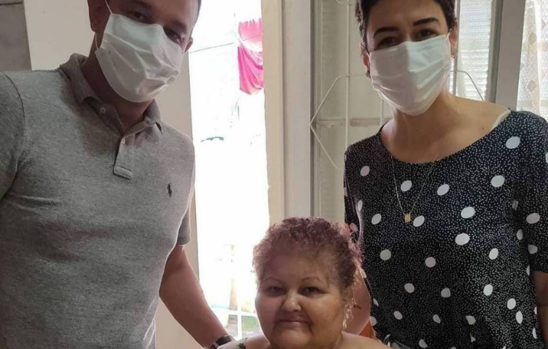 A aposentada Maria José de Souza com o médico Breno Casari e a dentista Raquel Trevisi