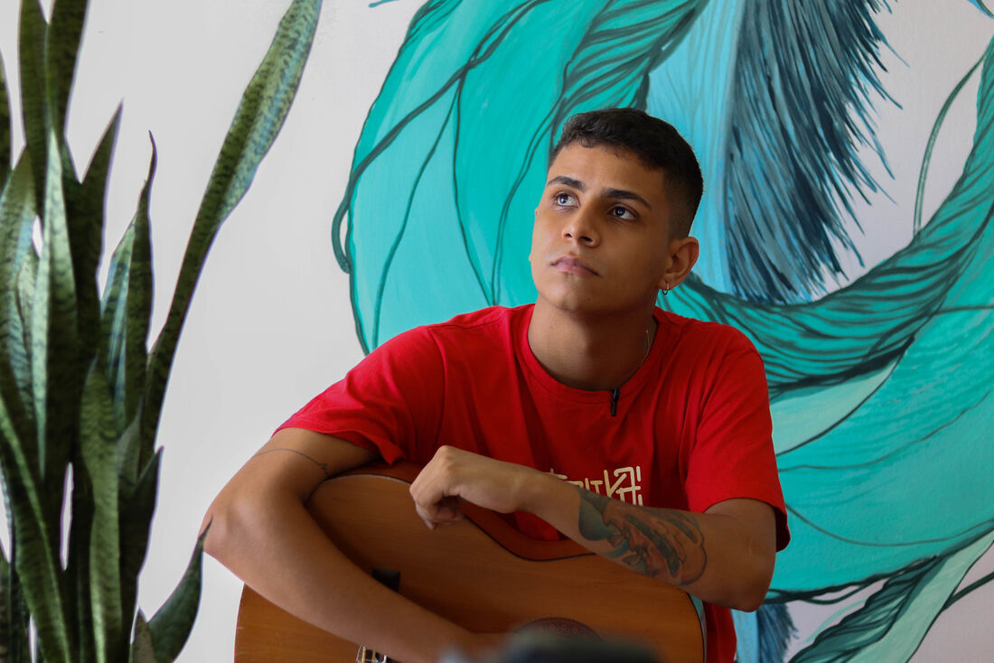 Matheus de Bezerra se apresenta no projeto Gruvilinas Sessions.