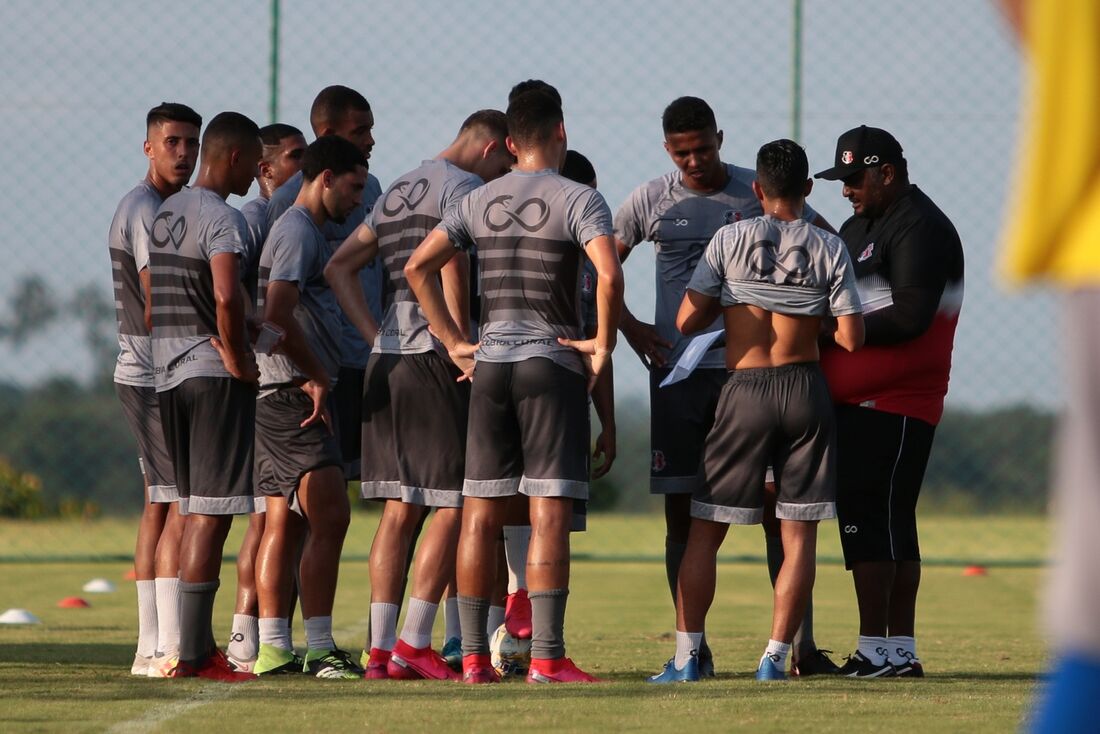 Elenco do Santa Cruz em treinamento no CT Ninho das Cobras