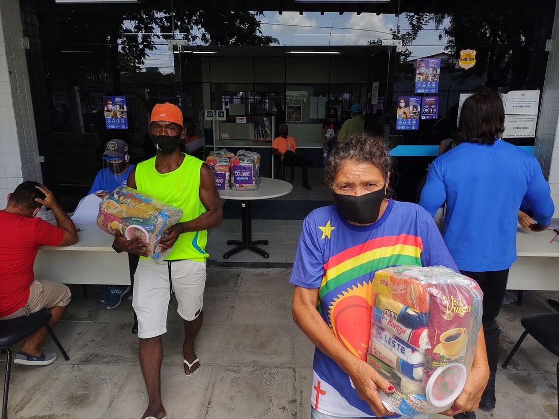 Campanha entrega cestas a quiosqueiros, barraqueiros e ambulantes da orla