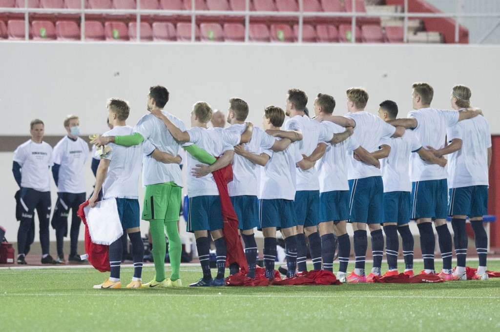 Seleção norueguesa protesta durante a execução do hino nacional, antes da partida contra Gibraltar