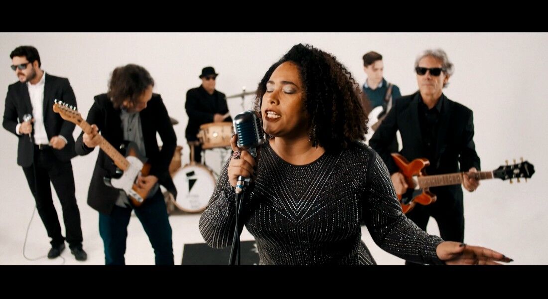 Clipe da música "Out of control", da Uptown Band