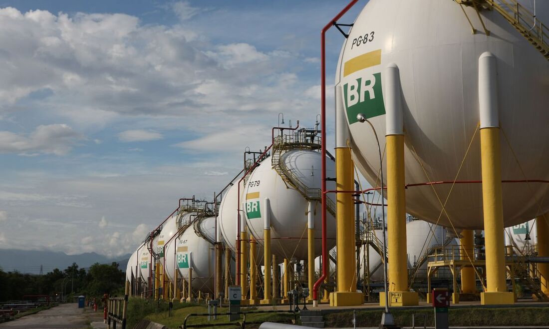 A Petrobras colocou à venda 8 de suas 13 refinarias