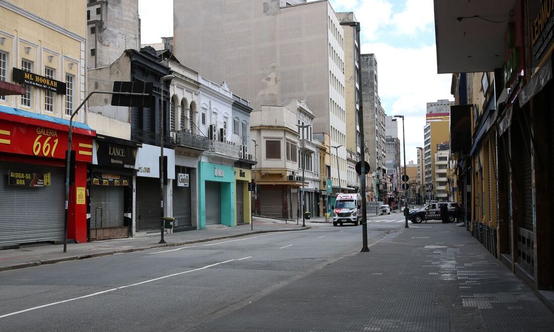 Comércio fechado na rua 25 de Março durante a quarentena 