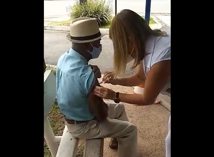 Momento em que a enfermeira que não aplicou corretamente a vacina no seu Manoel dos Santos, de 87 anos