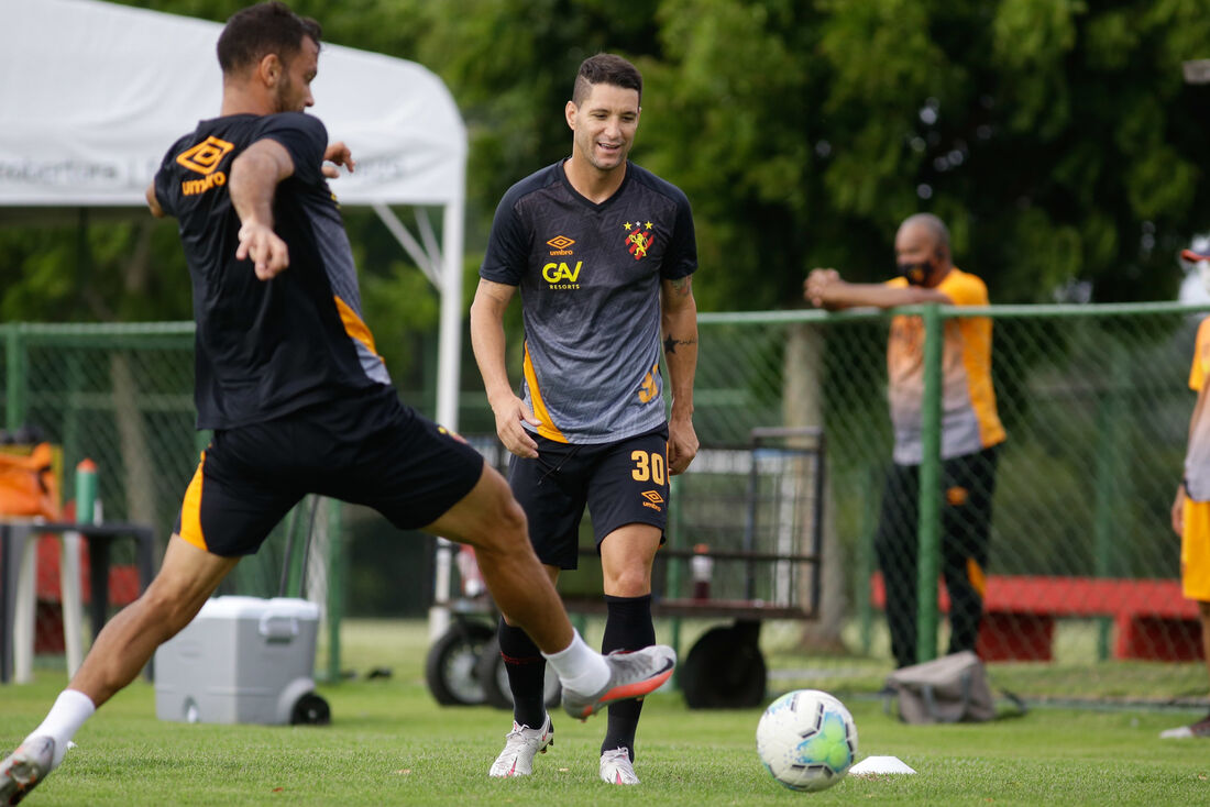 Thiago Neves disputa bola com Thyere durante treino do Sport