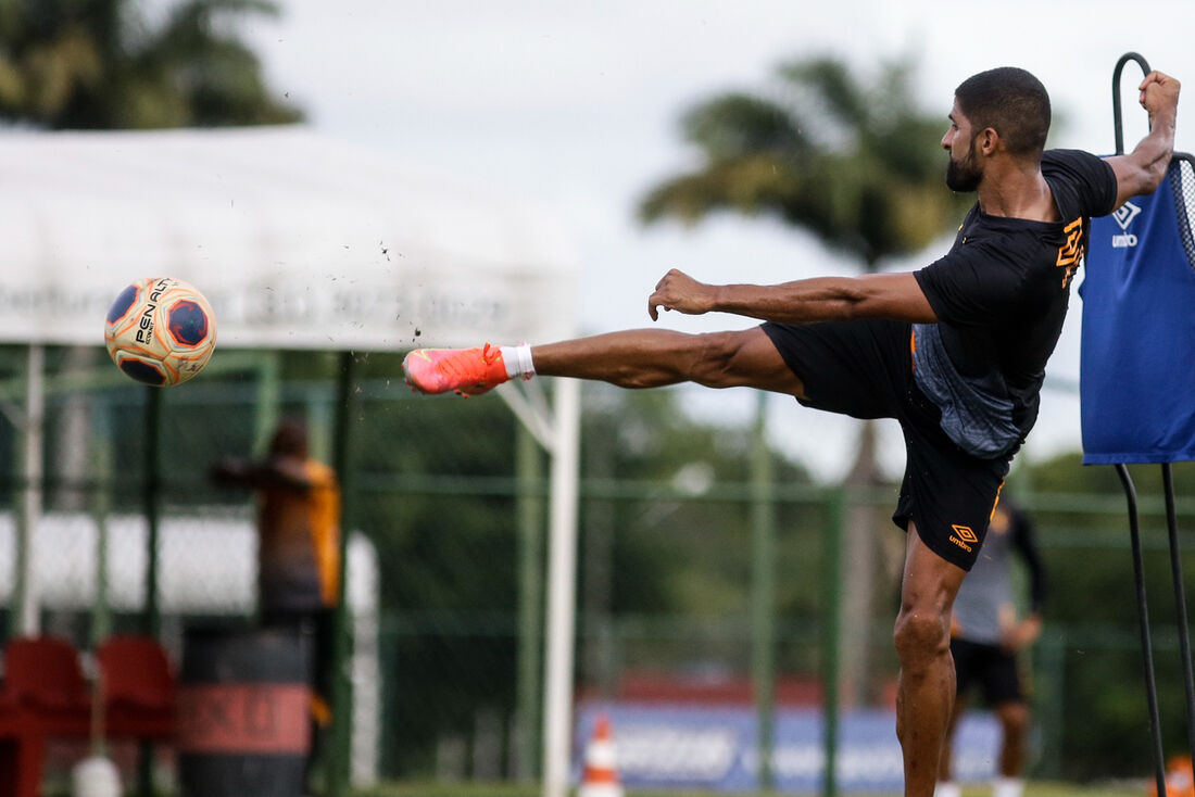 Tréllez durante treino no CT do Sport