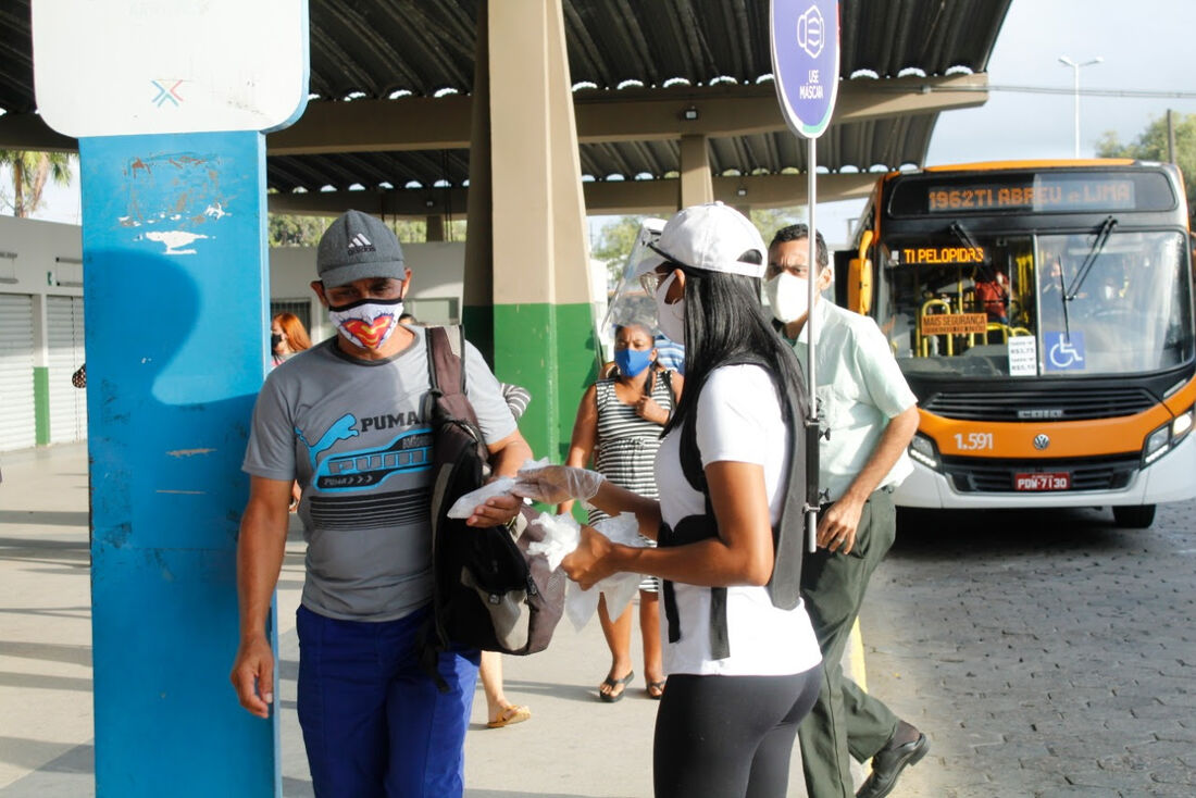 Distribuição de máscaras de proteção no Terminal de Abreu e Lima