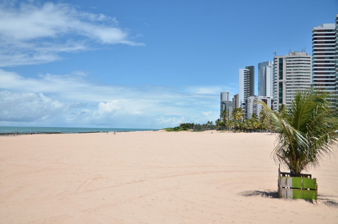 Praia do Pina vazia, no Recife