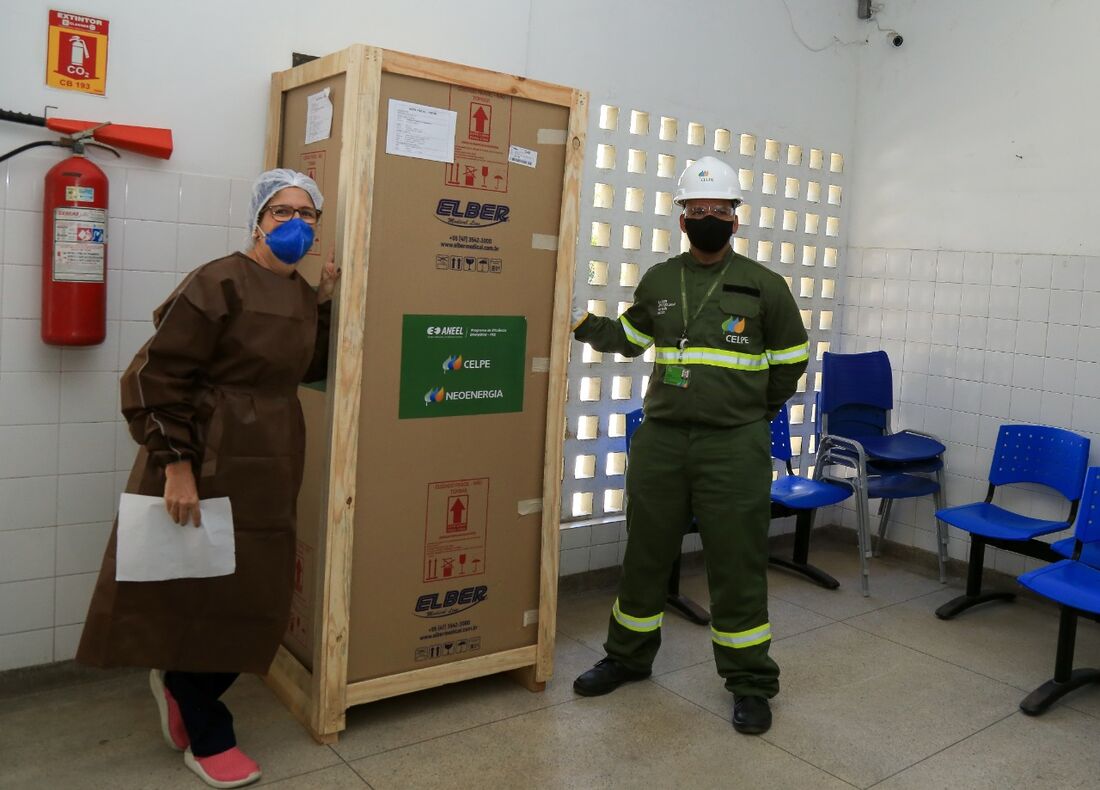 Entrega de refrigeradores para ajudar no armazenamento de vacinas contra a Covid-19