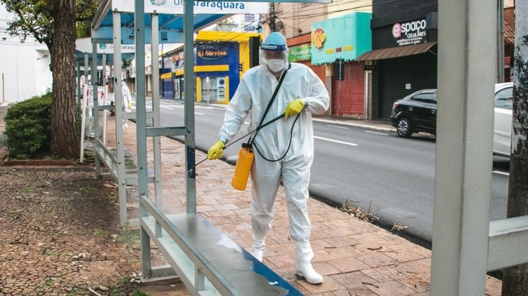 Sanitização de locais públicos por equipes do Exército, em Araraquara