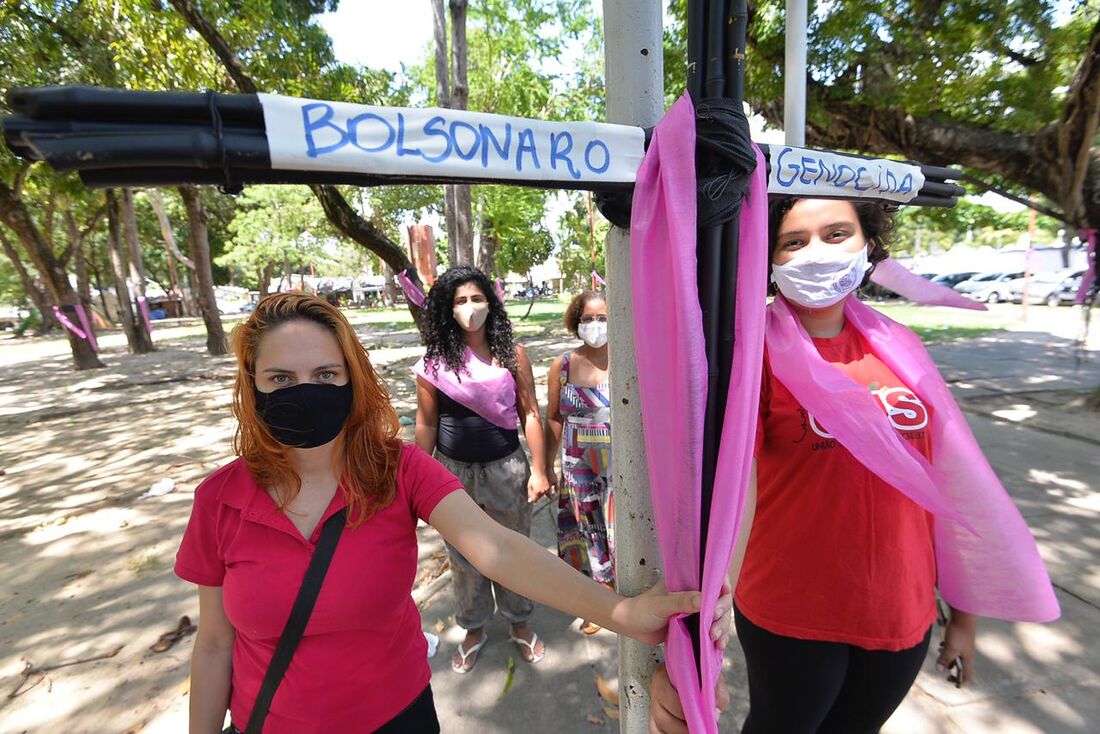 Frente Mulheres de Pernambuco realiza ato, no Recife, para marcar o Dia Internacional da Mulher