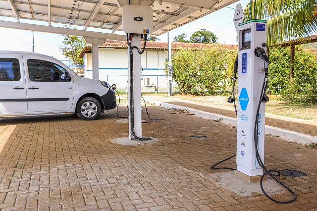 Veículo elétrico em abastecimento em Fernando de Noronha