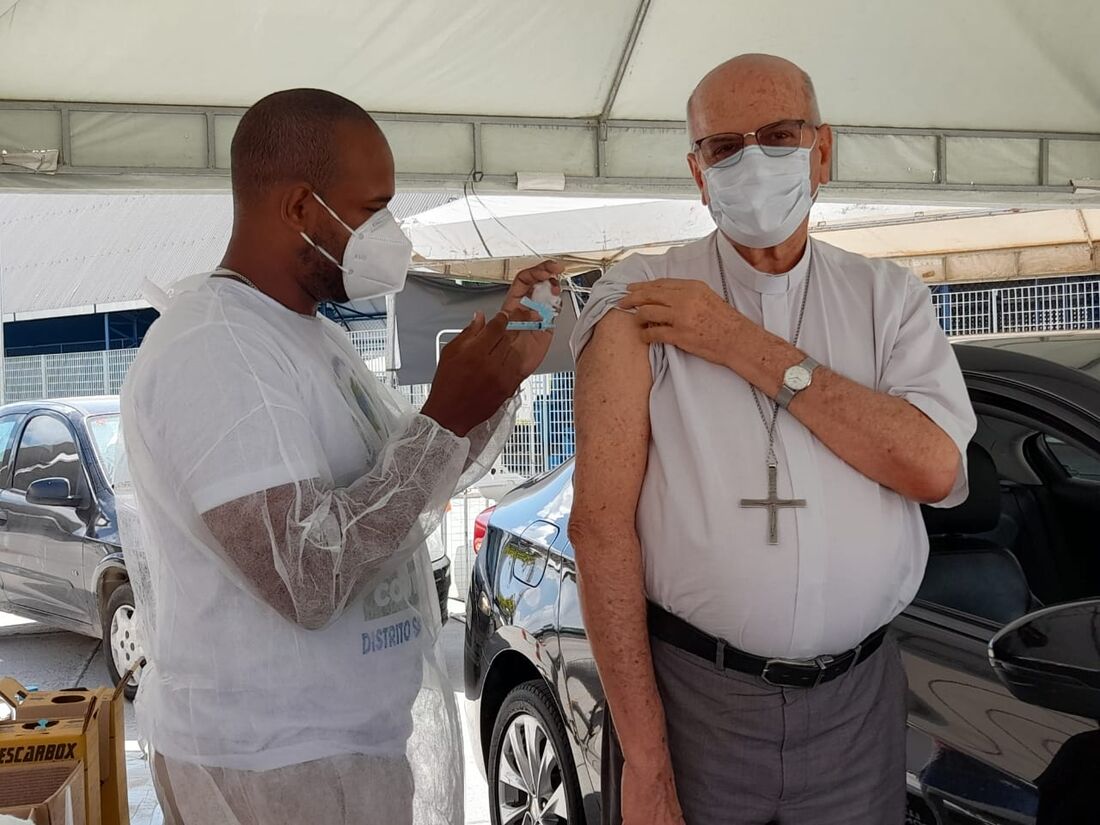 Dom Fernando Saburido recebe primeira dose da vacina