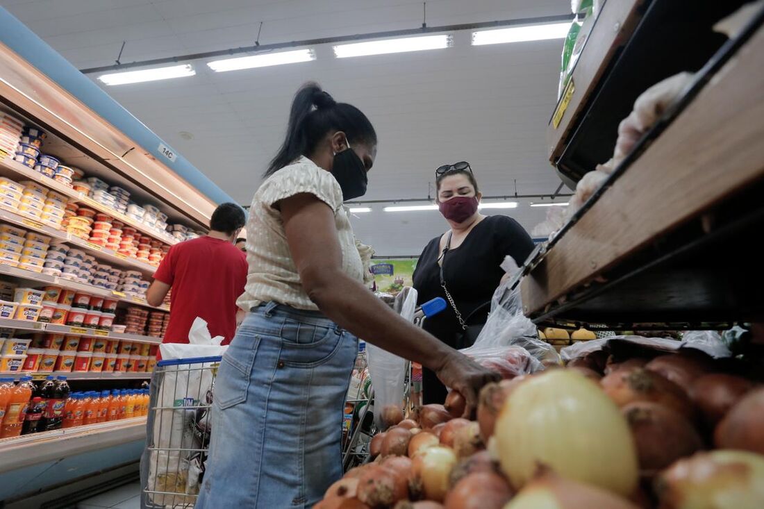 Movimentação em supermercado no Recife