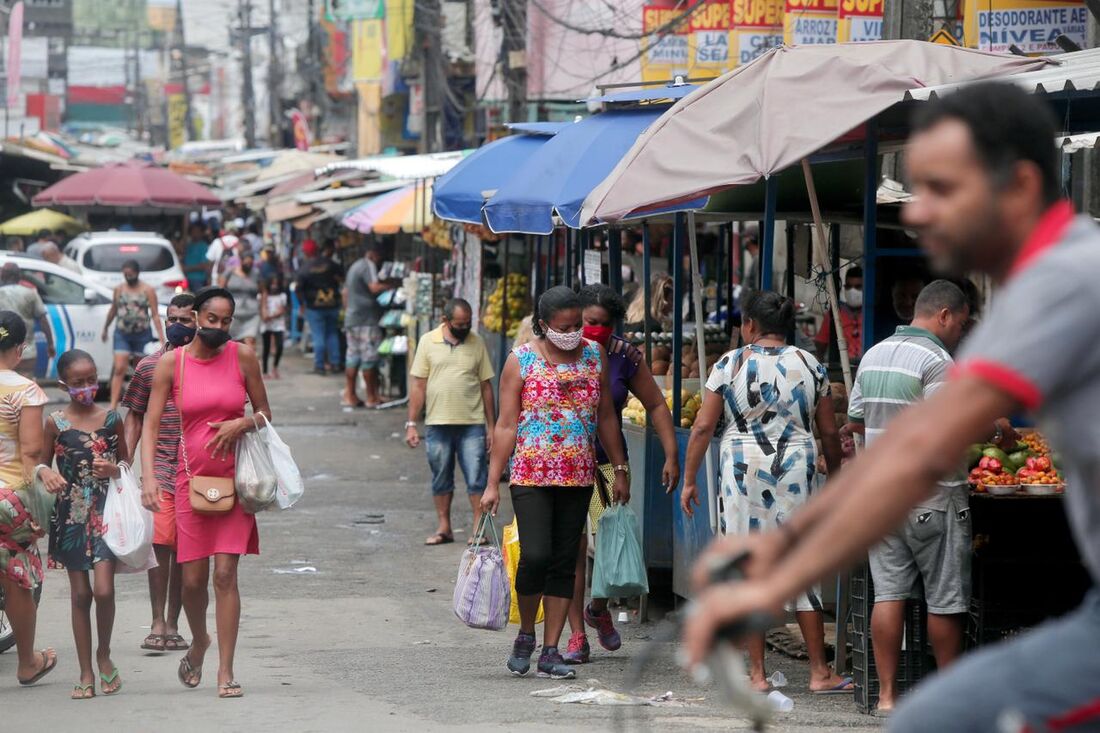 Movimento intenso no entorno do Mercado de Cavaleiro, em Jaboatão